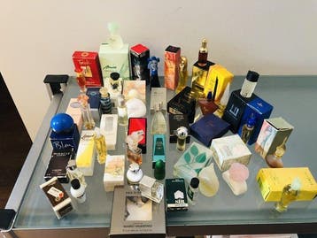Collectie merkartikelen - 30 parfumminiaturen, allemaal in