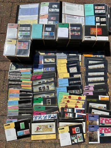 Nederland 1982/2001 - Partij van ruim 850 PTT Mapjes in twee, Gestempeld