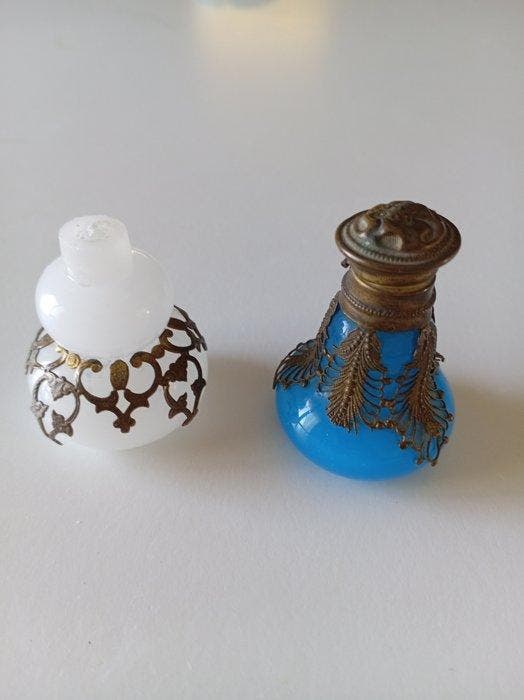 Parfumfles (2) - opalijn glas, Antiek en Kunst, Antiek | Glas en Kristal