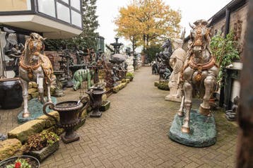 Bronzen beelden, fonteinen, waterpartijen, vazen, potten, Brons