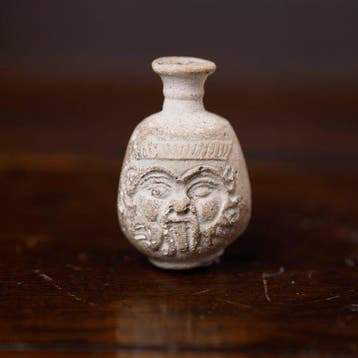 Het Oude Egypte Nieuwjaarsflesje van faience. Versierd met