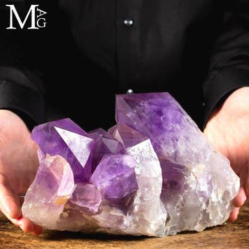Majestueuze amethistkristalcluster met diep verzadigd paars