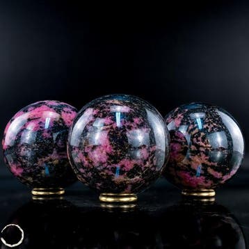 Natuurlijke rhodonietballen – Set van drie expressieve