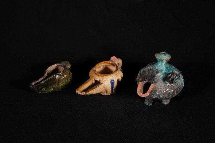 Seljuk geglazuurde terracotta set van 3 olielampen, 10–14 cm, Verzamelen, Mineralen en Fossielen