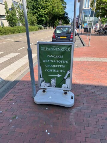 Online veiling: Stoepbord met kunststof voet, De Pannenkoek, Nieuw