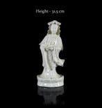 Een grote Chinese blanc-de-Chine monochrome Guanyin-figuur