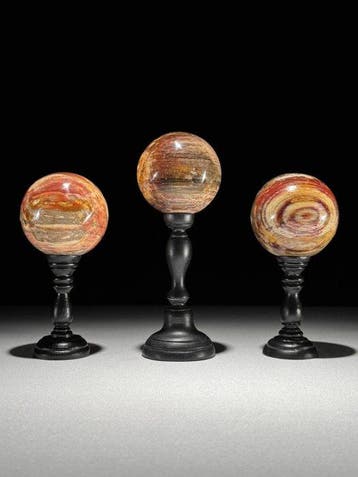 Prachtige set van 3 zeldzame rode versteende houten bollen