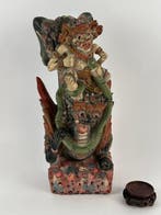 A polychrome Balinese statue - Figuur - Indonesië (Zonder