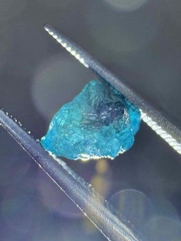 Natuurlijke blauwe ruwe diamant die sprankelt. 1,02 karaat.