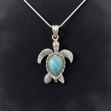 Massief zilver en natuurlijke Larimar van hoge kwaliteit.