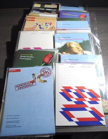 Nederland - Doos vol met 47 postfrisse jaarsets waarbij o.a., Gestempeld