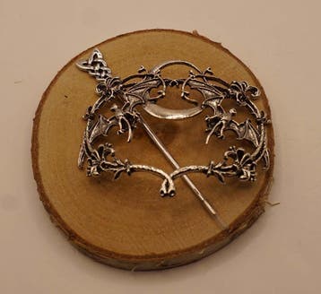 Haarspeld + stokje 2 vleermuizen bij maan in de kleur zilver, Verzenden, Nieuw, Haarspeld