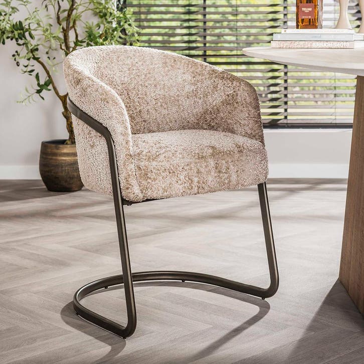 *WOONWINKEL* Moderne Armstoel Met Bronzen Frame Beige, Huis en Inrichting, Stoelen, Nieuw, Stof, Verzenden