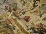 Goudkleurige bekledingstof met bloemmotieven in klassieke