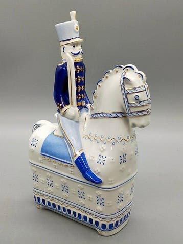 Hollohaza Porzellanfigur Husar zu Pferd – Handbemalt