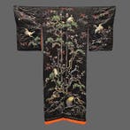 Een brokaatszijden uchikake, ‘new old stock’, met