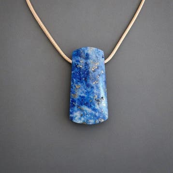 Hanger van lapis lazuli en pyriet van zeer mooie kwaliteit.