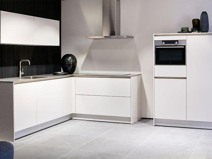 Lichtgrijze SieMatic hoekkeuken met kastenwand, Huis en Inrichting, Keuken | Complete keukens, Composiet, Greeploos, Grijs, Nieuw