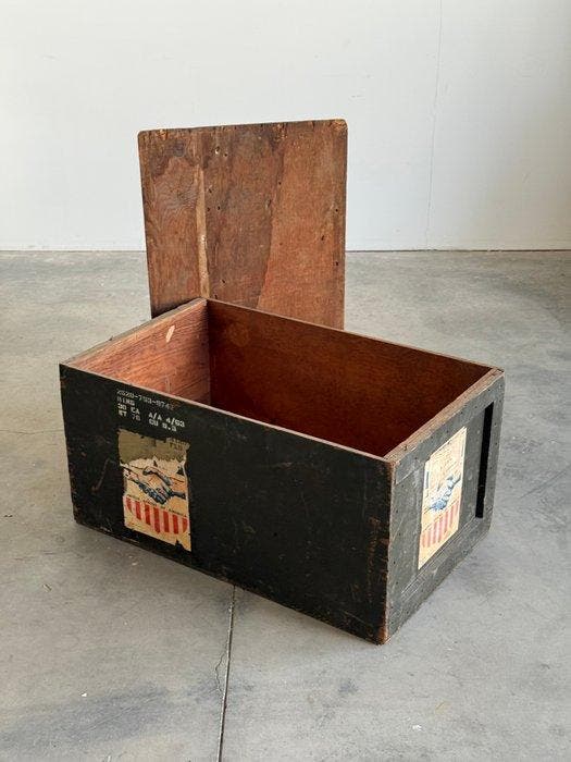 Opbergkoffer - Hout - Hulp aan Bondgenoten, Antiek en Kunst, Antiek | Wandborden en Tegels