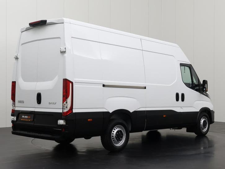 Iveco Daily Bestelbus L2 H2 2024 Diesel Automaat, Auto's, Bestelauto's, Lease, Zwart, Automaat, Financial lease, BTW verrekenbaar