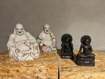 Lot van 4 Oosterse beelden – Porselein en composiet –