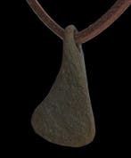 Viking periode Brons Amulet in de vorm van een bijl.