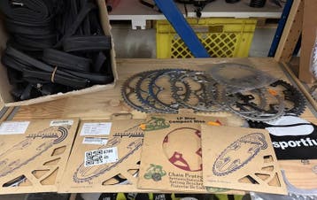 Partij fietsonderdelen w.o. kettingbladen en tandwielen, Huis en Inrichting, Kasten | Dressoirs, Nieuw