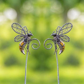 Sculptuuur voor buiten, Twee metalen tuinstekers met elk een