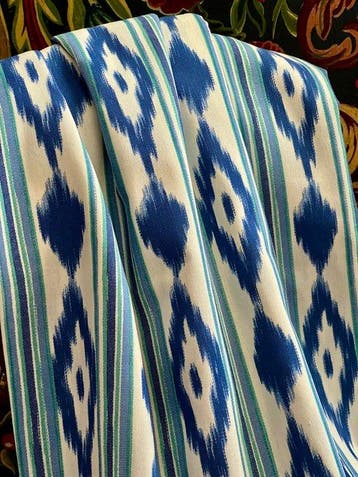 Exclusieve geweven stof met ikat-print in blauw op wit.