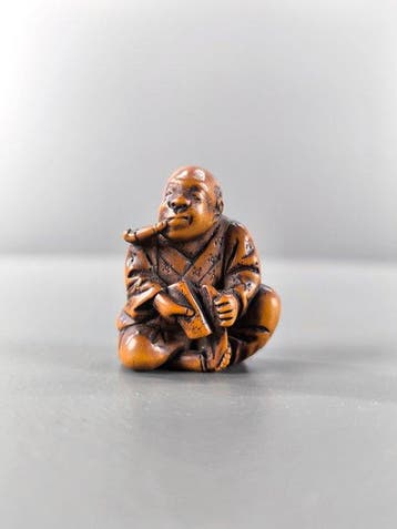 Japan Hout Netsuke katabori die een man uitbeeldt die een