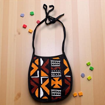 Afrikaanse print slabbetje - Bruin Kruis Bogolan (Unisex), Hobby en Vrije tijd, Stoffen en Lappen, Ophalen of Verzenden, Nieuw