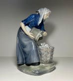 Royal Copenhagen - Beeldje - Woman Pouring Potatoes - Model