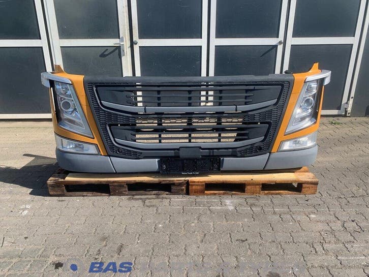 Bumper Volvo FM4 84086799, Auto-onderdelen, Vrachtwagen-onderdelen, Gebruikt, Volvo, Carrosserie en Plaatwerk, Ophalen