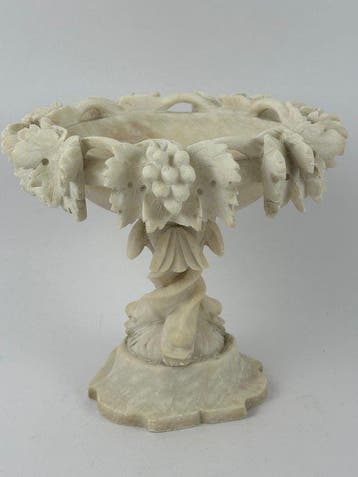 Middentafel - Albast - Een albast centerstuk.