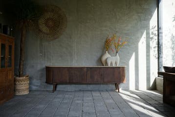Vintage TV-meubel: Walnoot hout met marmer of travertijn, Japandi, Met deur(en), Overige materialen, 150 tot 200 cm