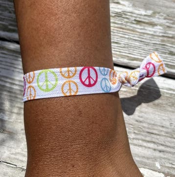 Elastische vredes armband/haarelastiek zwart/wit, Sieraden, Tassen en Uiterlijk, Armbanden, Verzenden, Nieuw, Wit, Elastiek