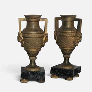 Rare Paire de flambeaux en bronze ciselé et doré Vase à
