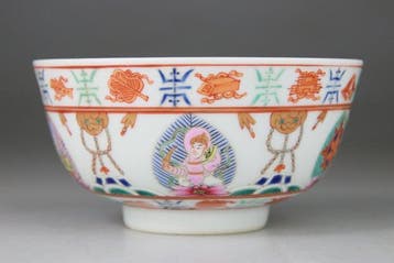 Chinees porselein: kom en schaal in Famille Rose met