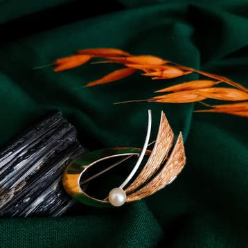 Bicolor gouden broche met parel, Sieraden, Tassen en Uiterlijk, Broches, Gebruikt, Ophalen of Verzenden, Met edelsteen, Goud