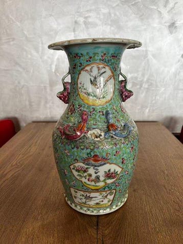 Vaas van Chinees porselein met turkooisgekleurde ondergrond,