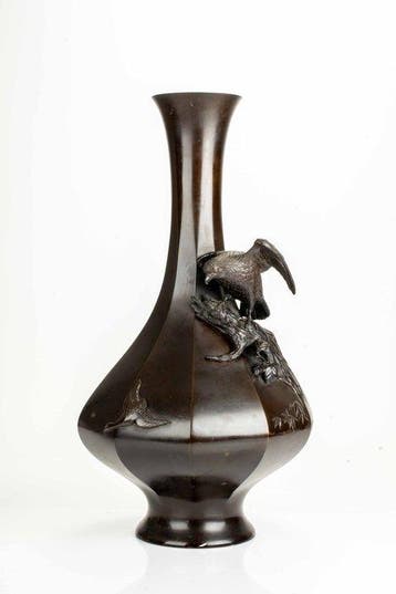 Vaas - Brons, Een Japanse bronzen vaas met een valk in