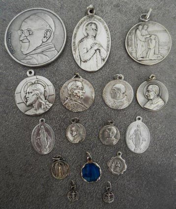 Verzameling van 16 religieuze devotiemedailles (16) -, Antiek en Kunst