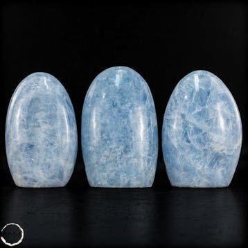 Blauwe calciet-vrije vorm – Zachte elegantie in hemelse