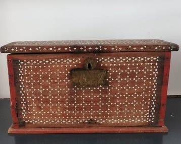Chest inlaid with mother of pearl - Hout, messing, parelmoer