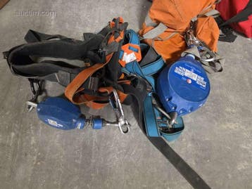 (circa) Diverse veiligheidsharnassen met..., Zakelijke goederen, Kantoor en Winkelinrichting | Kantoormeubilair en Inrichting