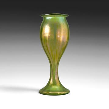 Loetz, (toegeschreven aan) - Vaas - iriserend groen glas met