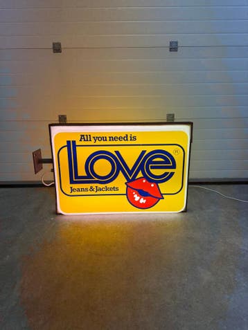 All You Need Is Love Jeans & Jackets lichtbak, Ophalen of Verzenden, Nieuw