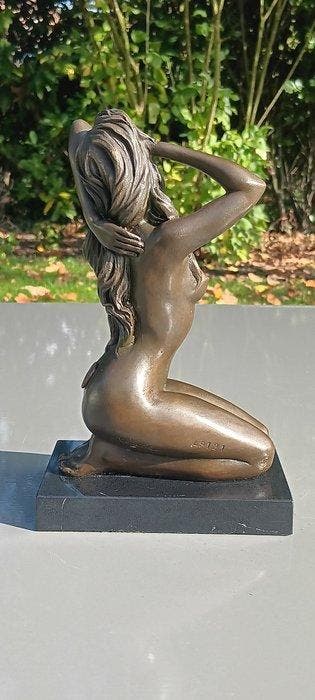 Beeld, Elegante knielende vrouw - 19 cm - Koud geverfd brons