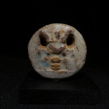 Oud-Egyptisch Faience Bes-amulet. 3,4 cm lang. 664 - 332