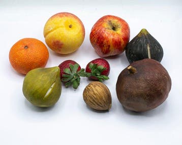 Figuur - Samenstelling van negen fruitsculpturen